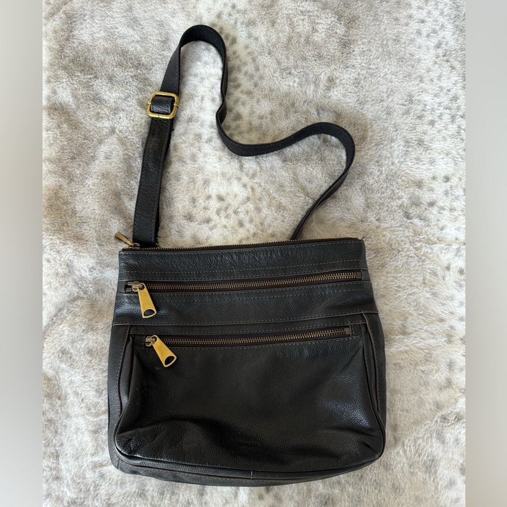 Fossil black leather adjustable strap crossbody bag purse . Zipper closures